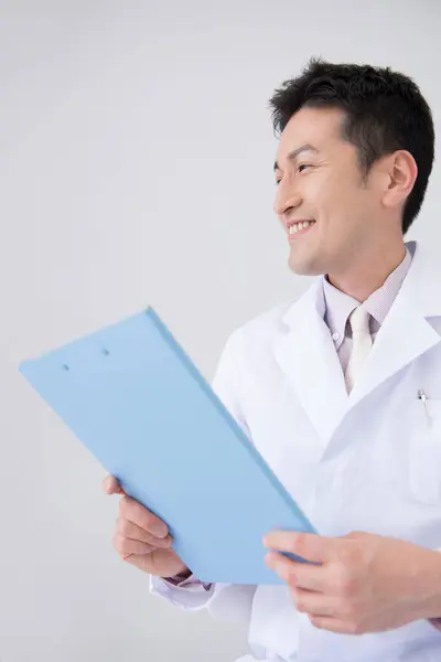 Asijský Lékař Držící Složku Dokumenty — Stock fotografie