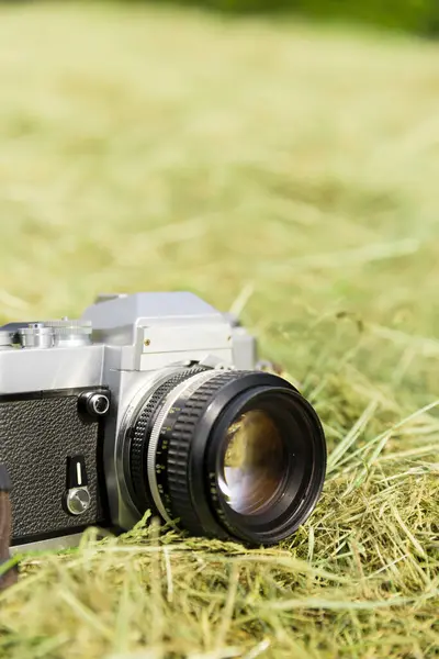 Vintage Camera Lying Green Grass — Stock Photo, Image