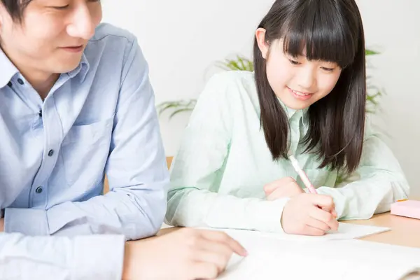 Schattig Aziatisch Meisje Doen Huiswerk Met Vader Thuis — Stockfoto