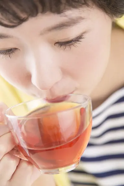 亚洲年轻女子喝茶的特写 — 图库照片