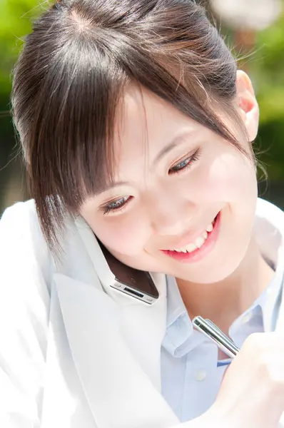 Porträtt Ung Asiatisk Kvinna Med Hjälp Smarttelefon — Stockfoto