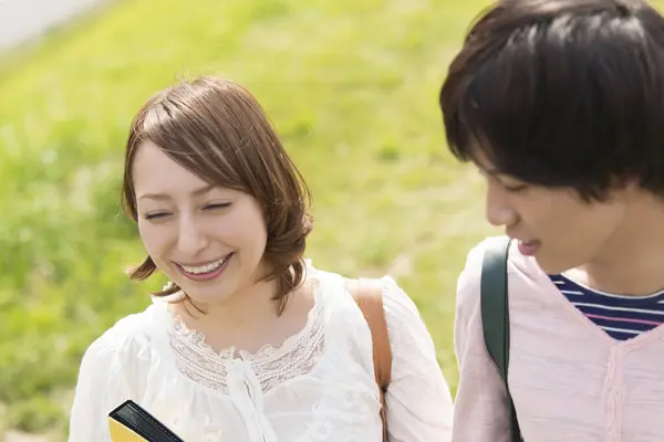 Пара Счастливых Молодых Японских Студентов Проводящих Время Вместе Природе — стоковое фото