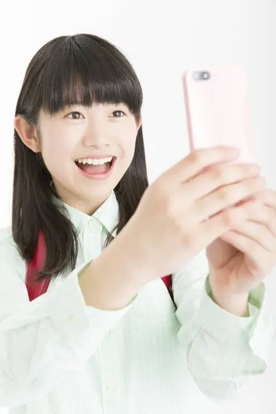 Jovem Asiático Menina Estudante Usando Smartphone Isolado Fundo Branco — Fotografia de Stock