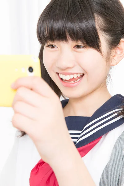 Portrét Mladé Asijské Dívky Školní Uniformě Pomocí Mobilního Telefonu — Stock fotografie