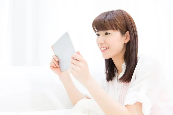 Lachende Jonge Vrouw Met Behulp Van Een Digitale Tablet — Stockfoto