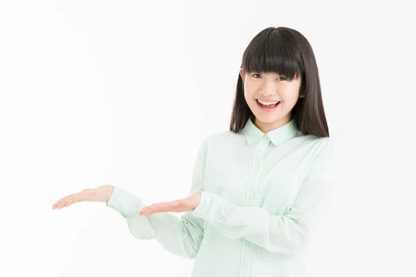 Jong Aziatisch Meisje Tonen Iets Met Open Palmen Geïsoleerd Witte — Stockfoto