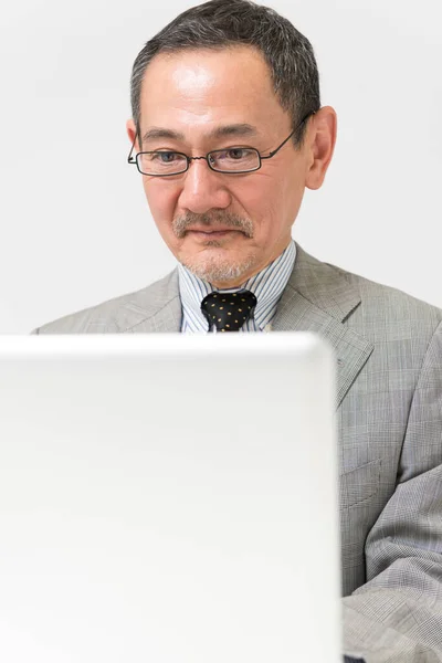 在笔记本电脑上工作的亚洲商人 — 图库照片
