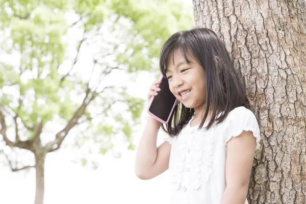 Jolie Fille Japonaise Utilisant Smartphone Dans Parc Été Portrait Diurne — Photo