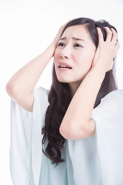 Estressado Mulher Asiática Sofrendo Dor Cabeça Isolado Fundo Branco — Fotografia de Stock