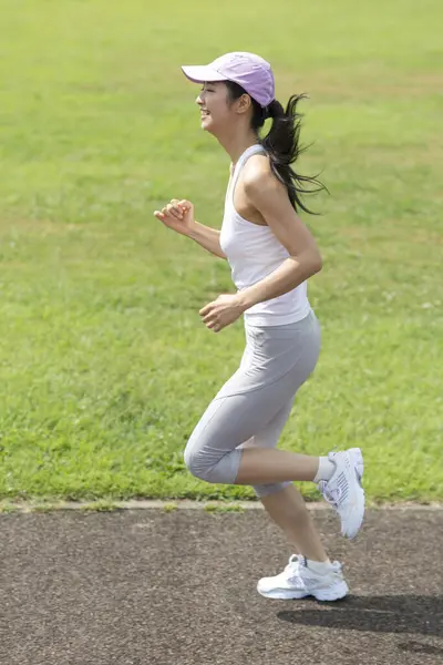 Deportiva Japonesa Mujer Corriendo Parque Verano —  Fotos de Stock