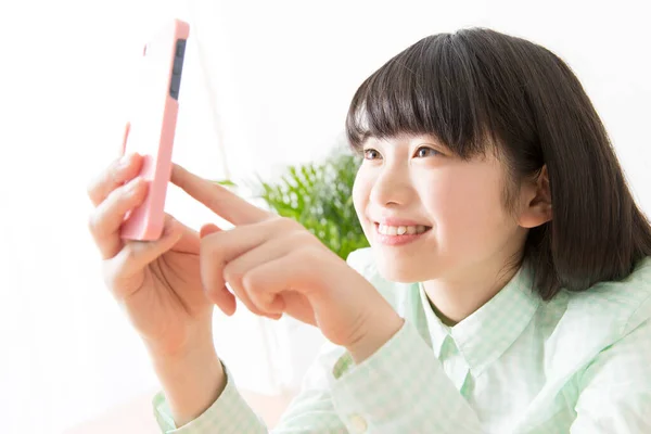 Χαμογελώντας Ιαπωνική Κοπέλα Χρησιμοποιώντας Smartphone — Φωτογραφία Αρχείου