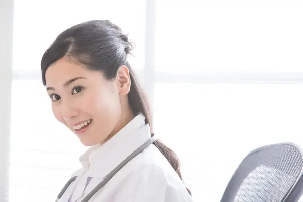 Unga Asiatiska Läkare Sjukhus — Stockfoto