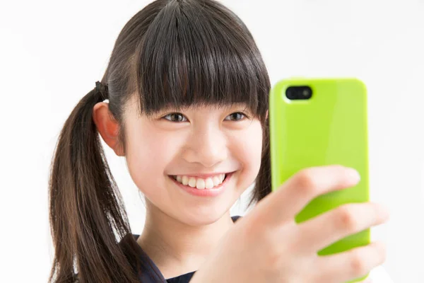Portrét Mladé Asijské Dívky Mobilním Telefonem — Stock fotografie