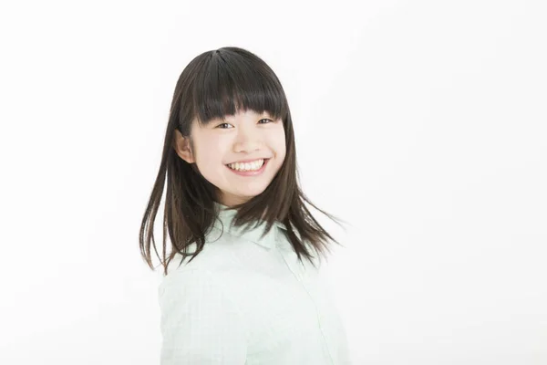 Beyaz Arka Planda Yalnız Gülümseyen Asyalı Genç Kız — Stok fotoğraf