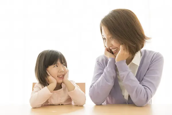 亚洲快乐的母亲和女儿的近照 — 图库照片