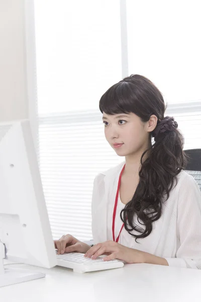 Young Woman Working Computer Office — Stock Photo, Image