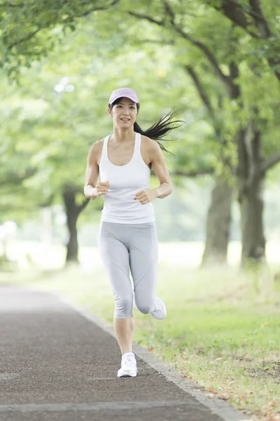 Deportiva Japonesa Mujer Corriendo Parque Verano —  Fotos de Stock
