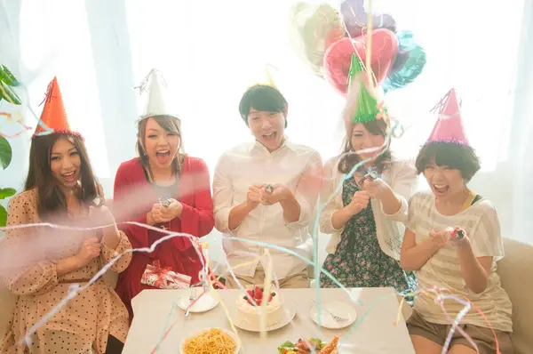 Amici Asiatici Che Celebrano Compleanno Avendo Festa Casa — Foto Stock