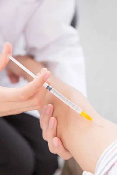 Frau Bekommt Impfstoff Aus Spritze — Stockfoto