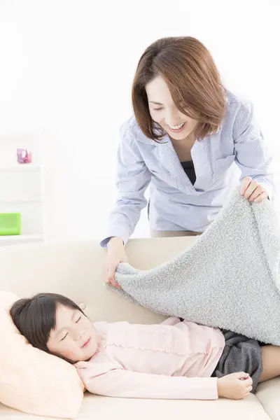 Ásia Mãe Cobrindo Ela Filha Com Cobertor — Fotografia de Stock