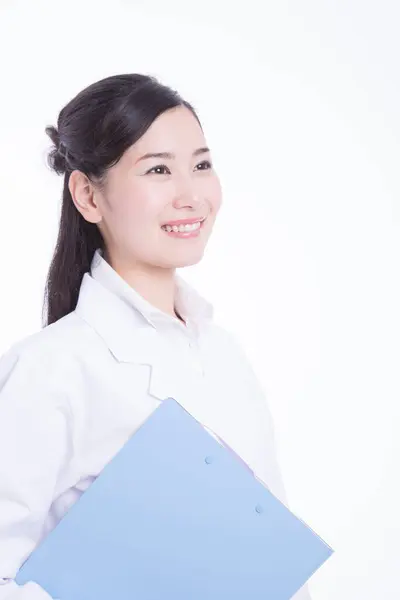 Porträtt Ung Asiatisk Kvinna Läkare Med Mapp — Stockfoto