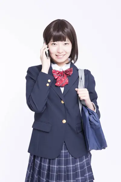 Studio Portret Uśmiechniętej Japońskiej Uczennicy Mówiącej Smartfonie — Zdjęcie stockowe