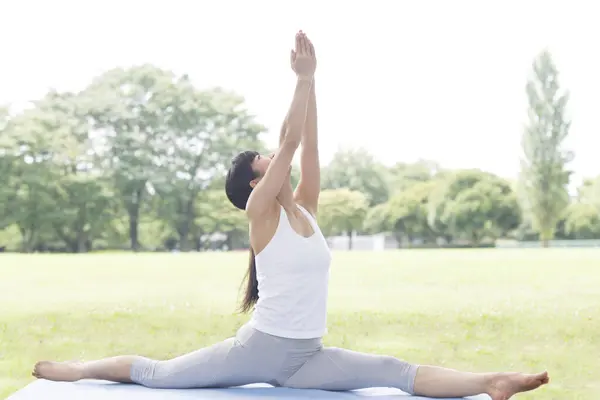 Schöne Japanerin Macht Yoga Park lizenzfreie Stockfotos