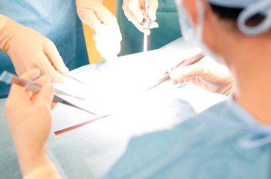 Cerrah ekibini kapatın. Ameliyathanede çalışıyorlar.