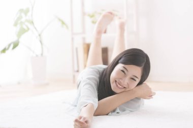 Yatakta Yatan Asyalı Kadın