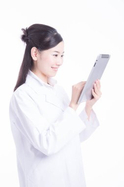 Asyalı kadın doktor bir tablet holding
