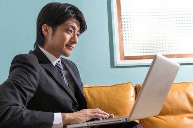 Ofiste dizüstü bilgisayar kullanan bir iş adamı