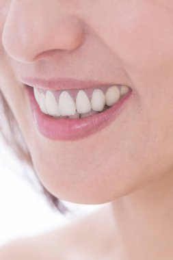 Güzel Asyalı kadın dişlerine yakın çekim