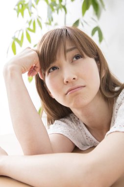 Masada düşünen genç Japon kadın. 