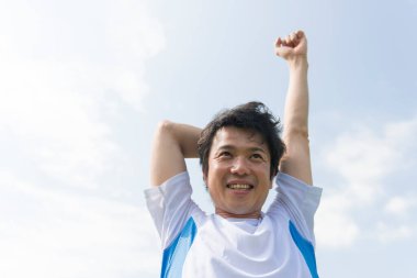 Dışarıda egzersiz yapan Asyalı bir adamın portresi. 