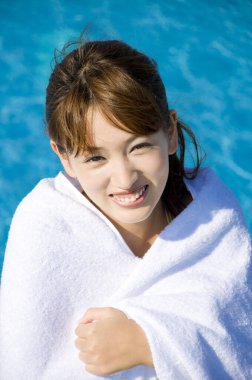 Havuzun yanındaki güzel kızın portresini kapat. 