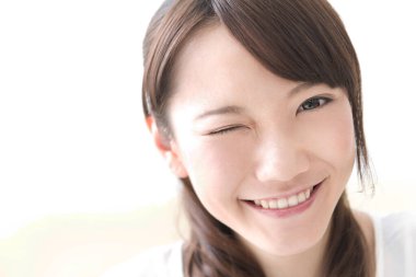 Göz kırpan Asyalı genç bir kadının portresi