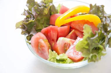 Domatesli taze salata, biber ve marul.