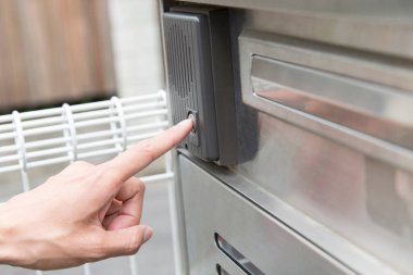 Japonya 'da modern posta kutusunu açan kadın eli