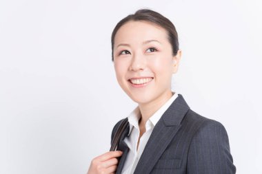 Resmi takım elbiseli genç iş kadınının portresi.