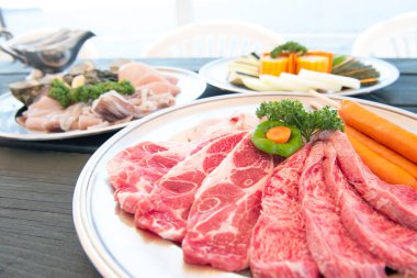 Metal tabaklarda taze et ve sebzeler.