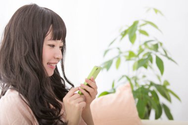 Akıllı telefon kullanan Asyalı kadın