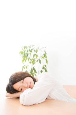 Masada uyuyan ve rüya gören genç bir kadın.