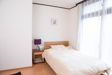 Penceresi olan boş bir yatak odası