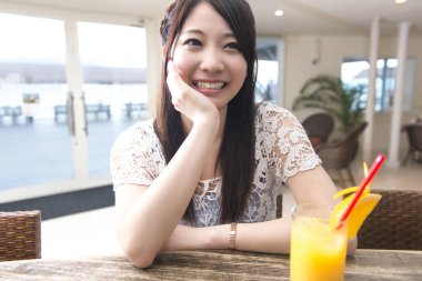 kafede masada oturan kadın