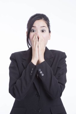 Asyalı iş kadını şok olmuş bir ifadeyle