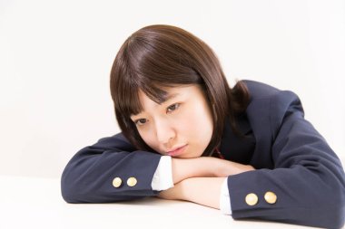 Asyalı kadın öğrenci üniversitede öğreniyor.