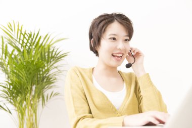 Asya müşteri hizmeti operatör kulaklık 