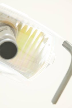 Hastanedeki bir tıbbi lambanın yakın görüntüsü.