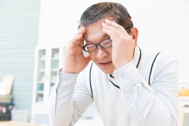 baş ağrısı olan üst düzey Asyalı adam