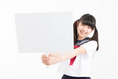 Okul üniformalı güzel bir öğrencinin portresi. Elinde beyaz bir tahta var.